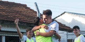 Volvió al triunfo y se prendió en la pelea
